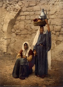 Arabinaiset kantavat maitopurkkeja, Jerusalem, n.1880-1900 (valokuvakromi).